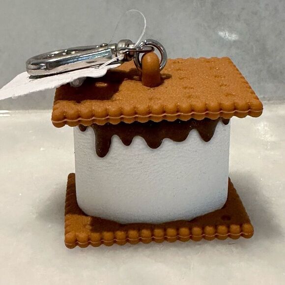 Bath & Body Works Smorrs Cracker Marshmallow Pocketbac Holder Keychain Dispenser - Picture 2 of 4